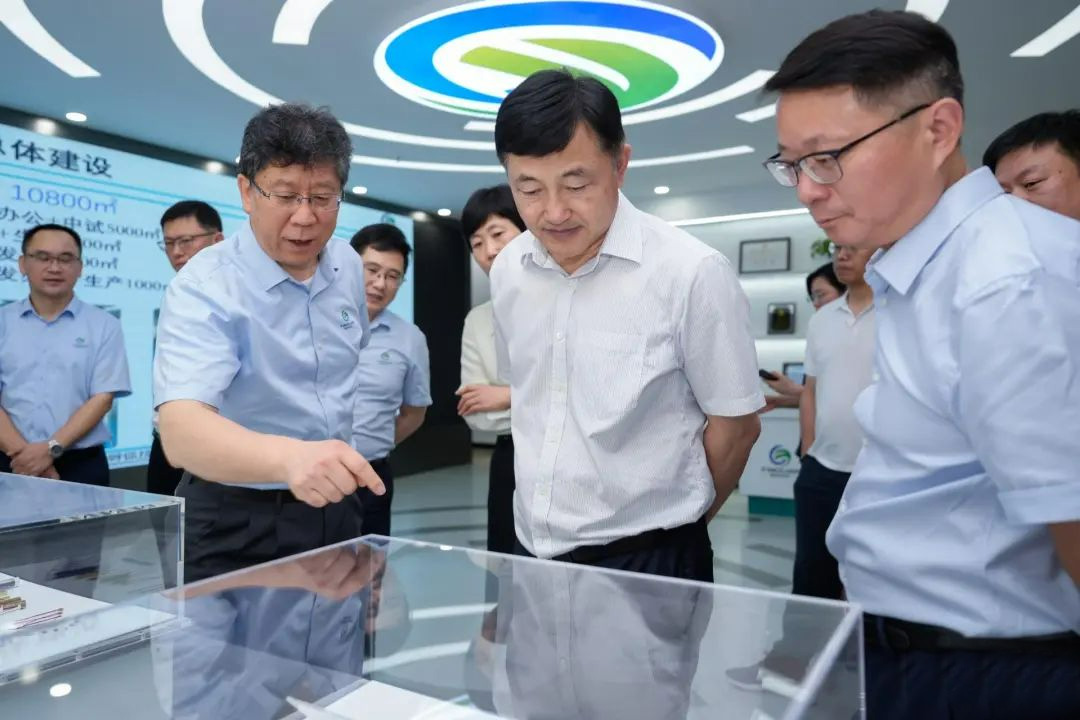 苏州市吴江区区委书记李铭一行莅临隐冠半导体专题调研